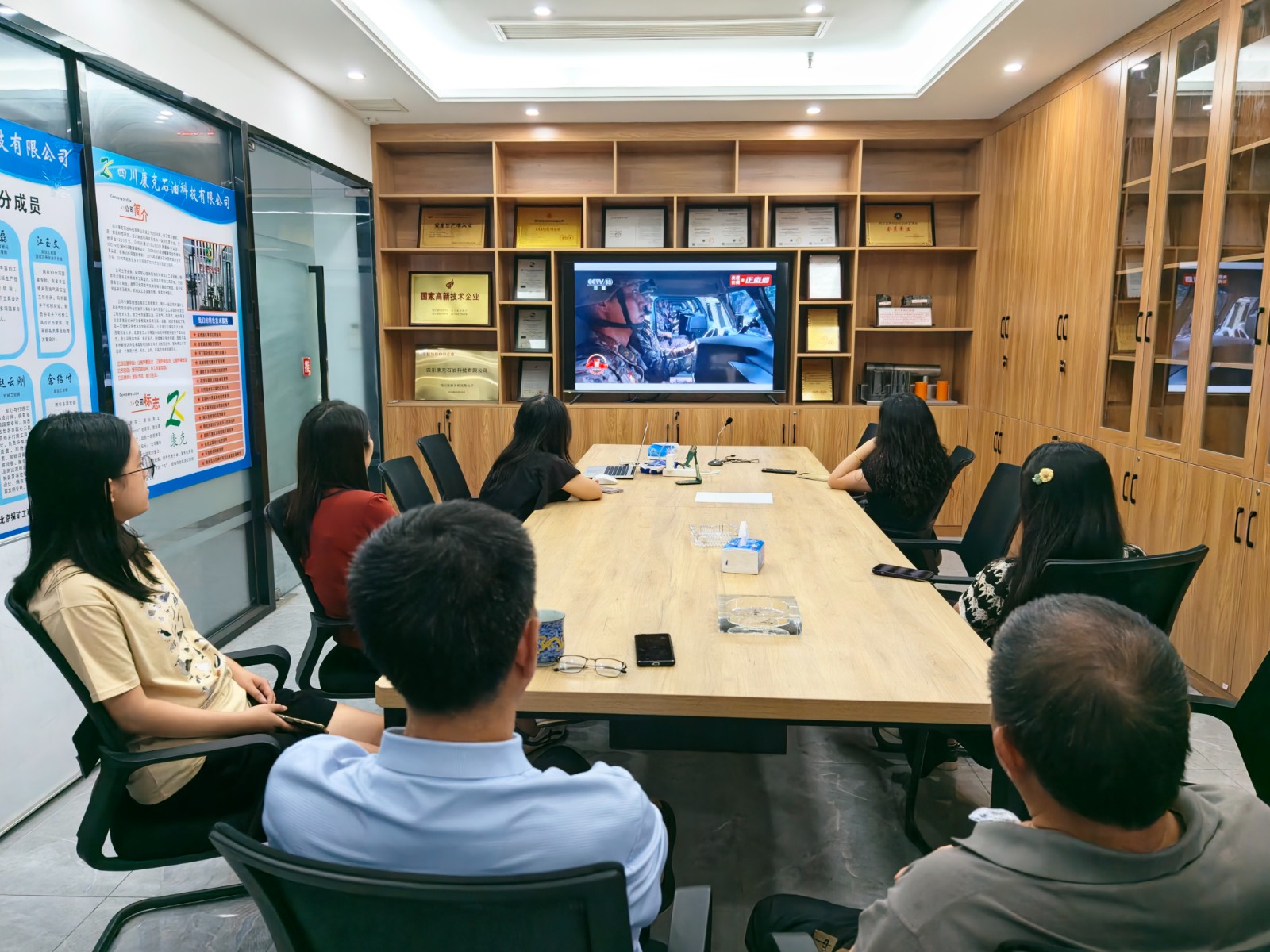 铭记历史，砥砺前行 ——四川康克石油组织员工观看抗战胜利80周年阅兵仪式
